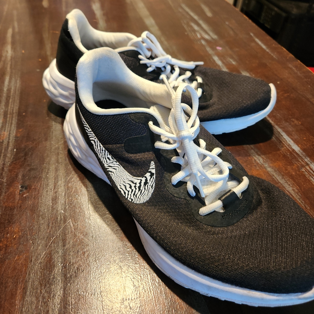 Nike Women's Black and White Athletic Shoes